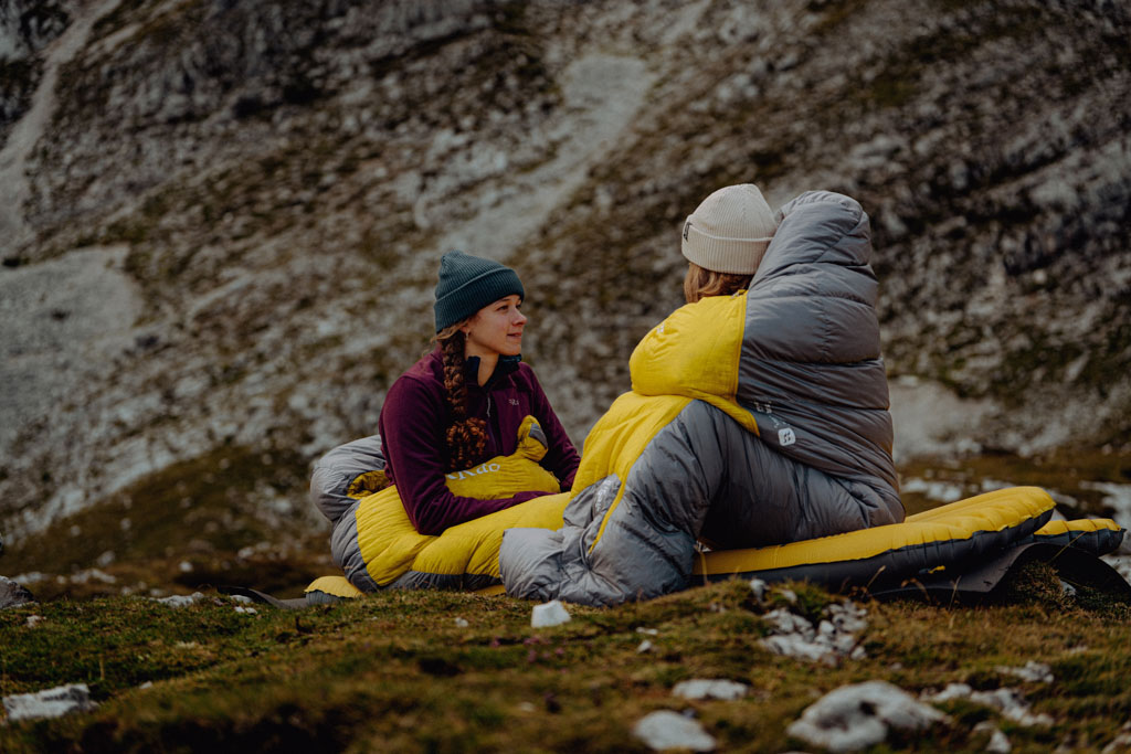 Damsky_perovy_spacak_Rab_Neutrino_minus6C_Zinc_DarkPollen (5)